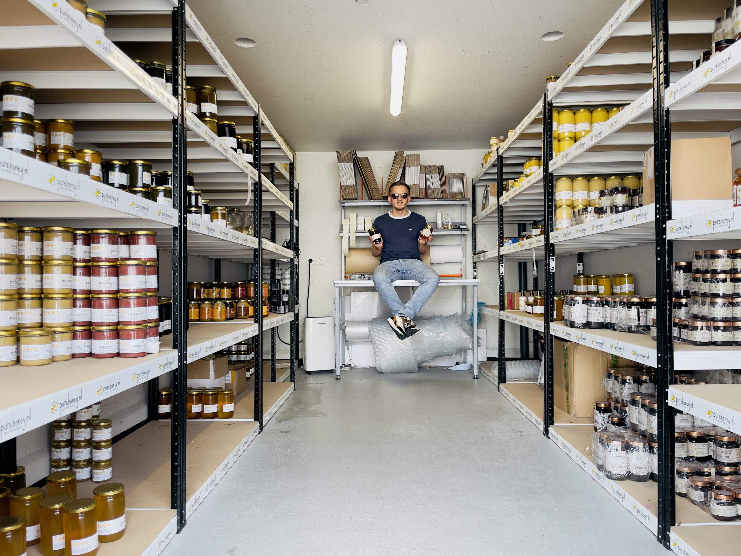 Ondernemer Stephan in zijn loods met Product Rauwe honing